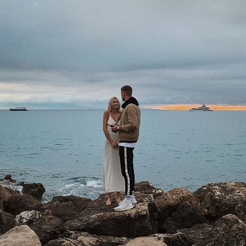 3. Juni 2019  Lena Gercke und ihr Freund Dustin Schöne genießen zwischen all der Arbeit romantische Stunden an der Küste der französischen Riviera - die perfekte Kulisse für einen Heiratsantrag. Das Model wirkt allerdings etwas unentspannt und hält die Hände fest umklammert vor dem Bauch: Ob sie wohl nach einem anstrengenden Shootingtag lieber direkt ins Bett will?