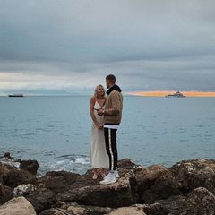 3. Juni 2019  Lena Gercke und ihr Freund Dustin Schöne genießen zwischen all der Arbeit romantische Stunden an der Küste der französischen Riviera - die perfekte Kulisse für einen Heiratsantrag. Das Model wirkt allerdings etwas unentspannt und hält die Hände fest umklammert vor dem Bauch: Ob sie wohl nach einem anstrengenden Shootingtag lieber direkt ins Bett will?