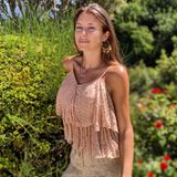 Als Cathy Hummels dieses Bild auf Instagram postet, nehmen die Dinge ihren Lauf: Viele Fans hinterlassen lustige Kommentare über Cathys scheinbar fehlenden Arm. Die kann das ganze mit Humor sehen und antwortet auf die Frage einer Followerin "Hast du so hart gearbeitet das dein rechter Arm abgefallen ist??" einfach mit "Du triffst den Nagel auf den Kopf!"