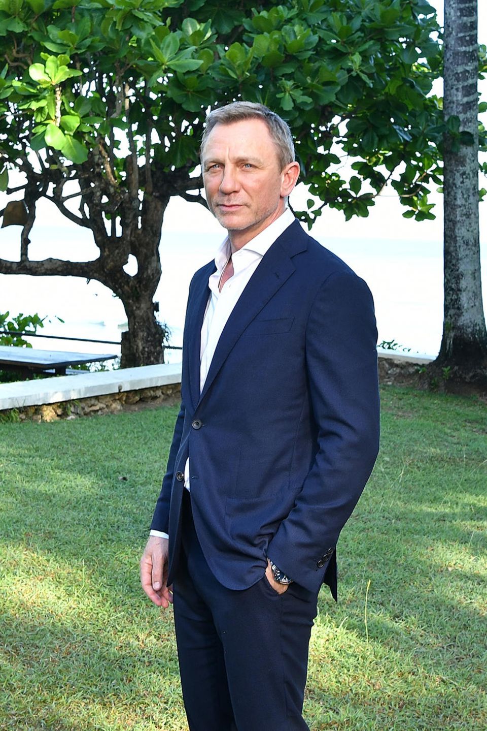Immerhin etwas: Zumindest der Anzug sitzt bei Daniel Craig alias James Bond so gut wie eh und je
