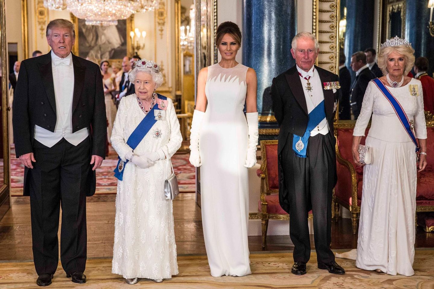 Gruppenfoto im Ballsaal: Donald Trump, Queen Elizabeth, Melania Trump, Prinz Charles, Herzogin Camilla