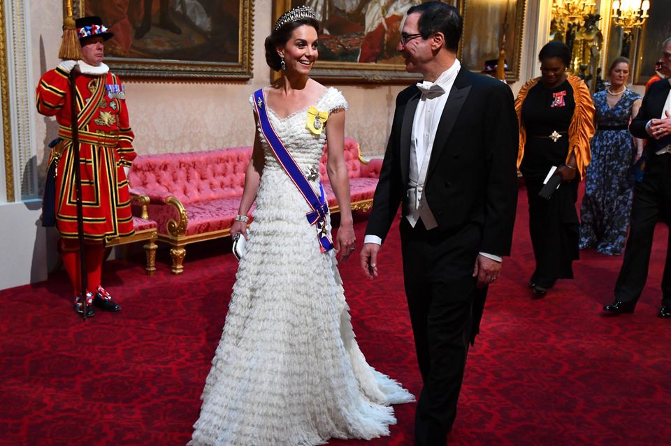 In einem weißen Kleid von Alexander McQueen zieht Herzogin Catherine alle Blicke auf sich.