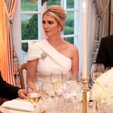 Beim Return Dinner im Winfield House im Rahmen des Staatsbesuchs ihres Vaters Donald Trump, zeigt sich Ivanka Trump in einem eleganten One-Shoulder-Kleid von Safiyaa. 