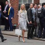 Mit diesem Look kann First Daughter Ivanka Trump in London punkten und zieht alle Blicke auf sich - kein Wunder, denn ihr Outfit ist wirklich ein toller Hingucker ... 