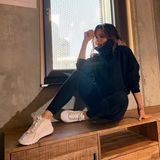 In Sneakern, Leggings und einem kuscheligen Rollkragen-Hoodie macht es sich Victoria Beckham auf einem Sideboard gemütlich. Ihrer Spice-Girls-Kollegin Mel C, die weltweit auch unter dem Spitznamen Sporty Spice bekannt ist, macht Victoria in diesem Look ordentlich Konkurrenz.