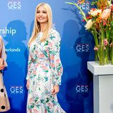 Kurz darauf erscheint First Daughter Ivanka Trump beim World Forum for Global Entrepreneurship in den Haag in einem anderen, aber nicht weniger schönen Blumenkleid. Dieses hübsche Modell in Midi-Länge stammt von Andrew Gn.