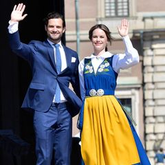 Bei strahlendem Sonnenschein eröffnen Prinz Carl Philip und Prinzessin Sofia den schwedischen Nationalfeiertag.