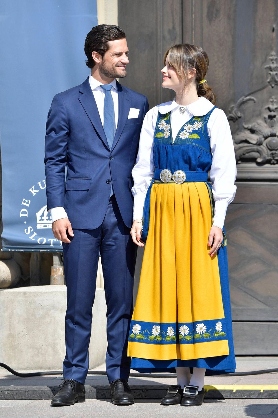 Carl Philip und seine Frau werfen sich verliebte Blicke zu. Carl Philip und seine Frau werfen sich verliebte Blicke zu.
