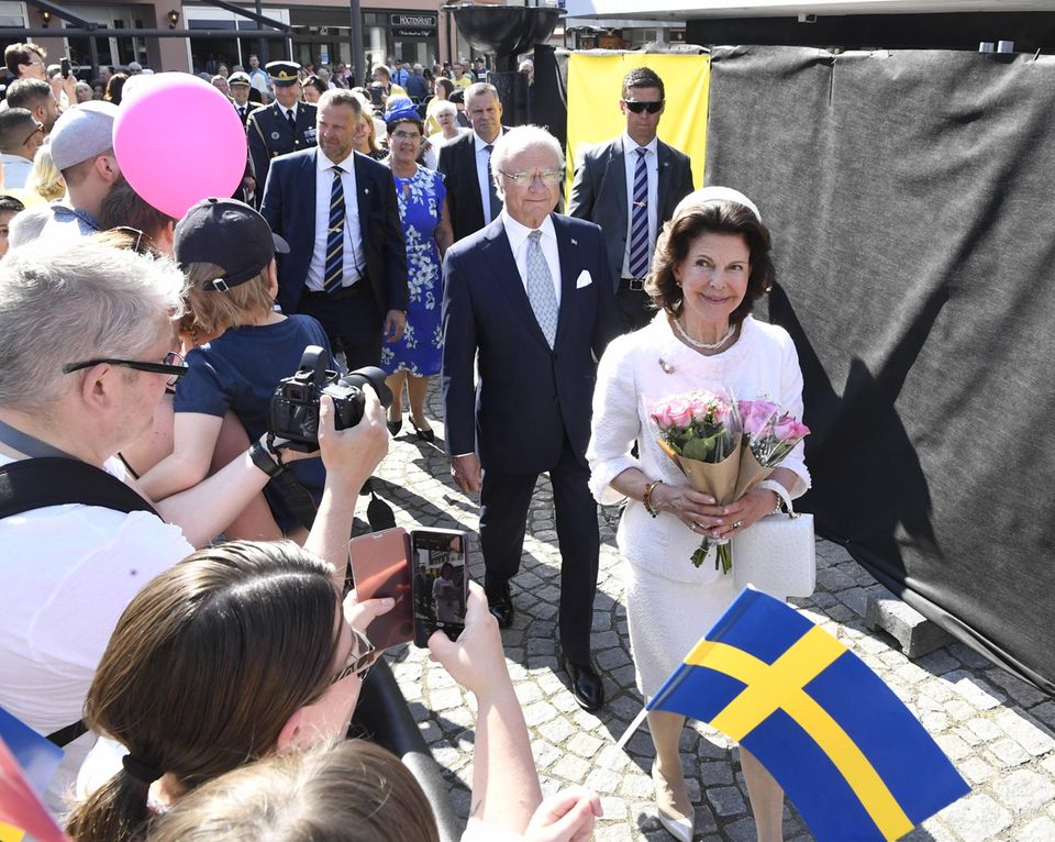 In der Zwischenzeit werden König Carl Gustaf und Königin Silvia in Borlänge willkommen geheißen. In der Zwischenzeit werden König Carl Gustaf und Königin Silvia in Borlänge willkommen geheißen.