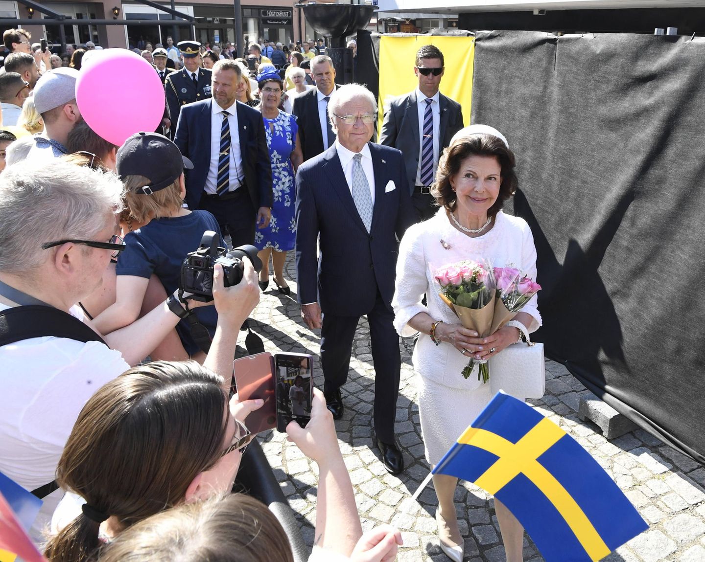 In der Zwischenzeit werden König Carl Gustaf und Königin Silvia in Borlänge willkommen geheißen.