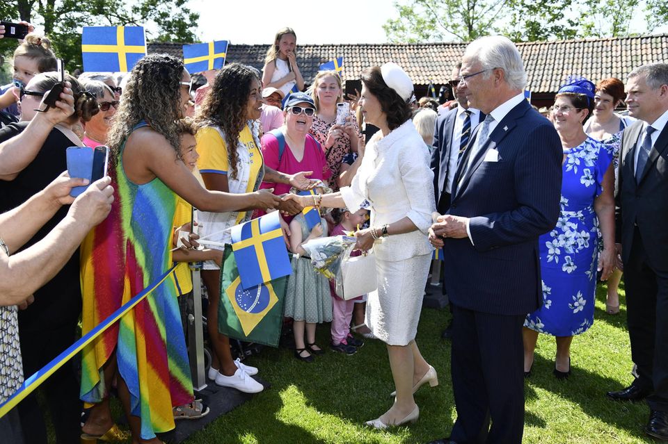 Für Königin Silvia und König Carl Gustaf geht's weiter nach Ludvika. Auch dort werden fleißig Fans begrüßt und Hände geschüttelt Für Königin Silvia und König Carl Gustaf geht's weiter nach Ludvika. Auch dort werden fleißig Fans begrüßt und Hände geschüttelt