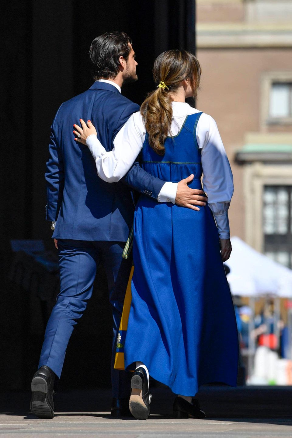 Arm in Arm gehen sie ins königliche Schloss. Arm in Arm gehen sie ins königliche Schloss.