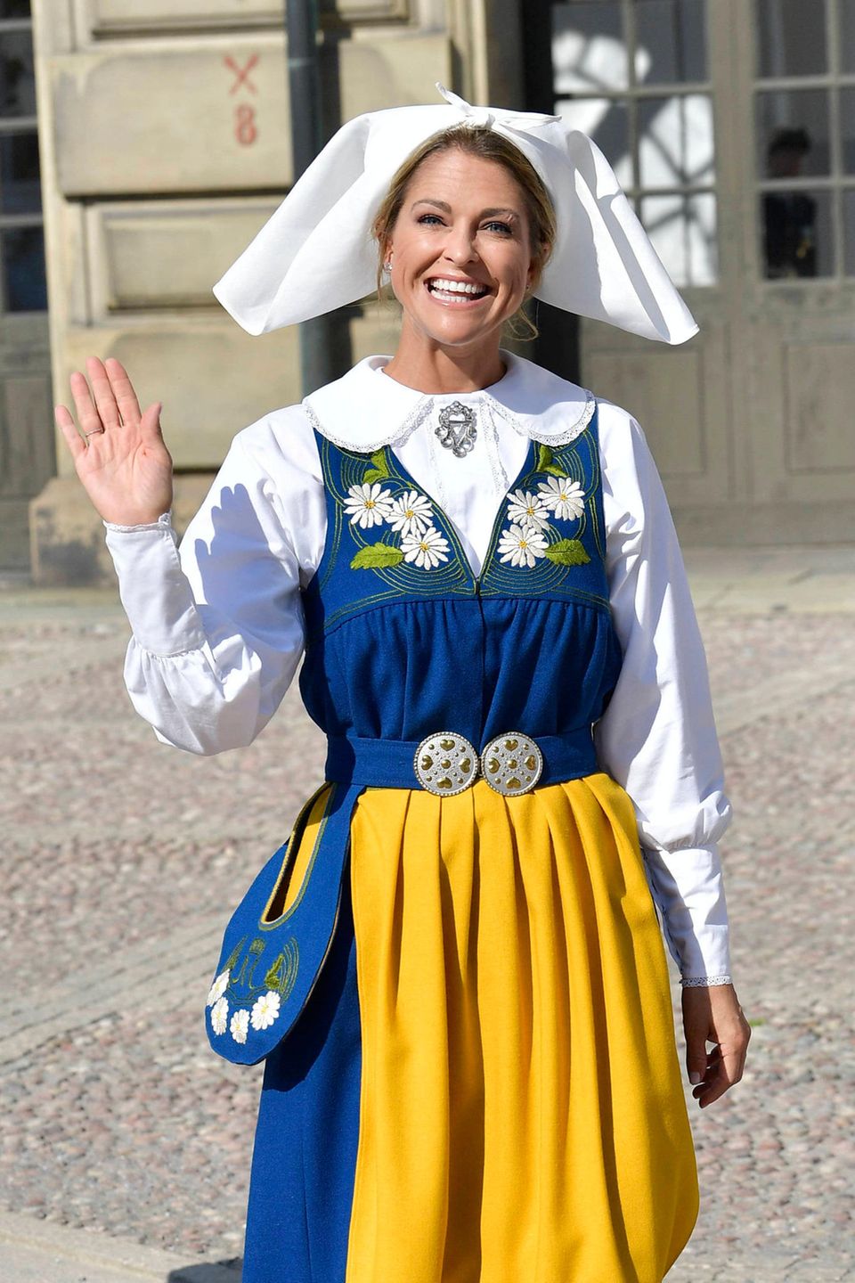 Endlich zeigt sich auch Prinzessin Madeleine. Am Nationalfeiertag trägt sie wie Prinzessin Sofia die traditionelle Tracht.
