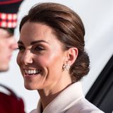 Ihr Haar trägt Catherine elegant zu einem tiefen Dutt hochgesteckt - an ihren Ohren funkeln ihre aktuellen Lieblingsohrringe von Cassandra Goad. 