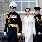 Hier kommt Catherine! Kate zeigt sich bei der Beating Retreat Zeremonie bei der Horse Guards Parade in London in einem wunderschönen Mantelkleid von Catherine Walker für knapp 3.500 Euro. Die Herzogin trug dieses Kleid schon einige Male - doch jedes Mal sieht sie wieder fantastisch darin aus. 