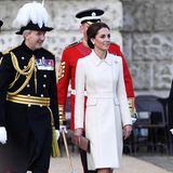 Herzogin Catherine kombiniert zu ihrem hellen Mantelkleid beigefarbene Wildlederpumps von Gianvito Rossi und eine Clutch von Mulberry. 