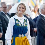 Im Rahmen der Feierlichkeiten zum Nationalfe​iertag in Schweden trägt Prinzessin Madeleine - ebenso wie die anderen weiblichen Royals - das traditionelle Outfit. Doch ein Detail unterscheidet sie von den anderen ... 