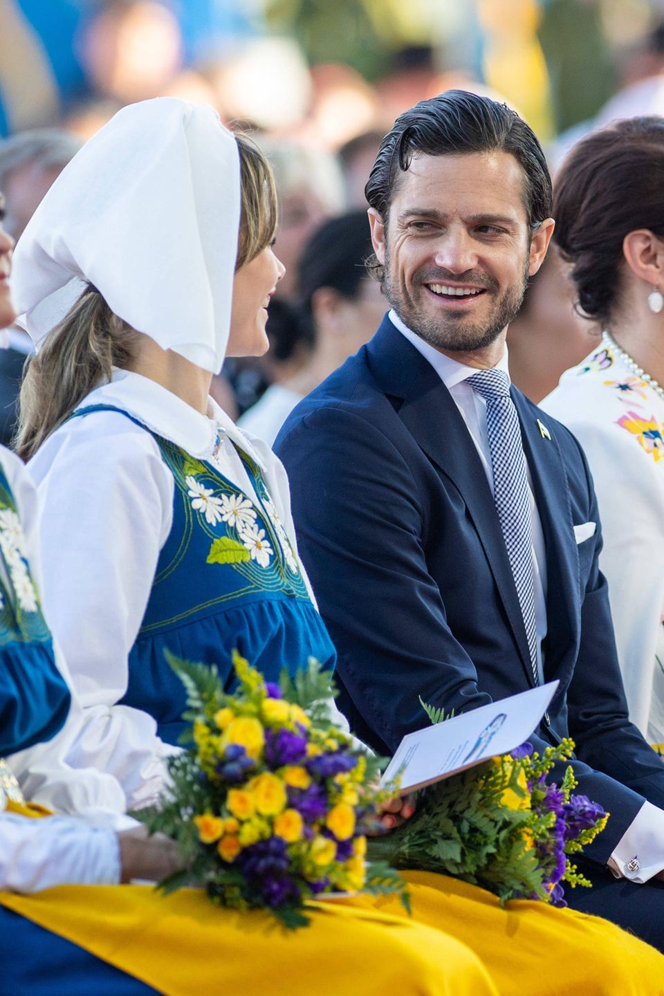 Prinz Carl Philip lächelt seine Sofia verliebt an. Prinz Carl Philip lächelt seine Sofia verliebt an.