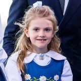 Estelle verliert gerade ihre Milchzähne und zeigt das stolz mit einem strahlenden Lächeln. Die Kleine wird langsam groß!