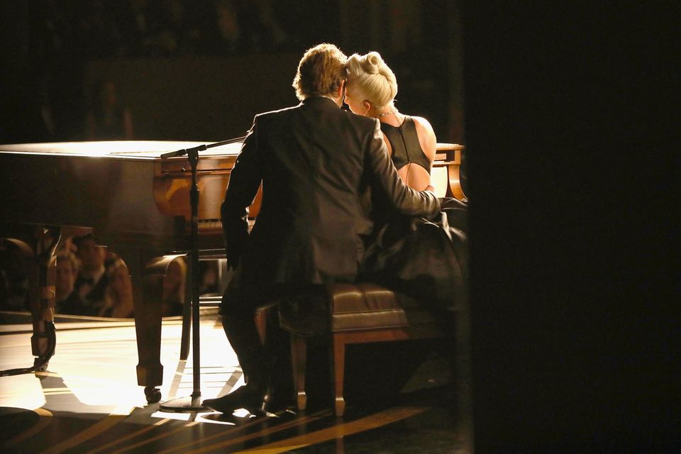 Innige Szenen: Bradley Cooper und Lady Gaga performen bei der Oscar-Verleihung ihre romantische Ballade "Shallow".
