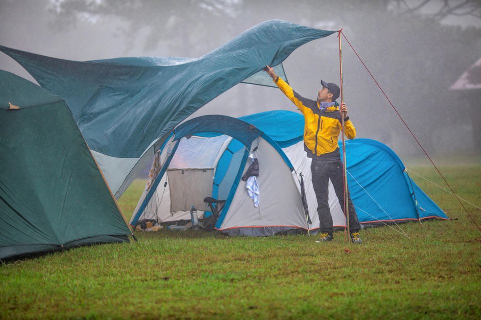 Mann kämpft mit einem Zelt