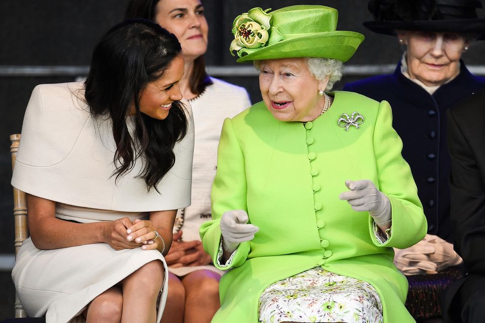 Herzogin Meghan und Queen Elizabeth haben auf einem gemeinsamen Auftritt viel Spaß. 