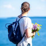 Victorias Rucksack von "Fjällräven" ist mittlerweile ein fester Bestandteil im Straßenbild geworden. Der skandinavische Klassiker "Kanken" ist ab rund 90 Euro erhältlich und wie man sieht sogar bei Royals sehr beliebt. 