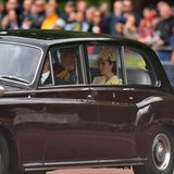 Es geht los! Ein erstes Bild zeigt Herzogin Catherine und Prinz William im Bentley sitzend.