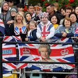 God save the Queen! Die royalen Fans am Buckingham Palast feiern ihre Königin.