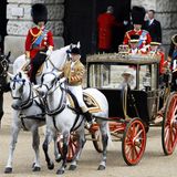 Prinz Charles, Prinz William, Prinz Edward und Prinzessin Anne reiten Seite an Seite hinter der Kutscher der ihrer Mutter und Großmutter her.