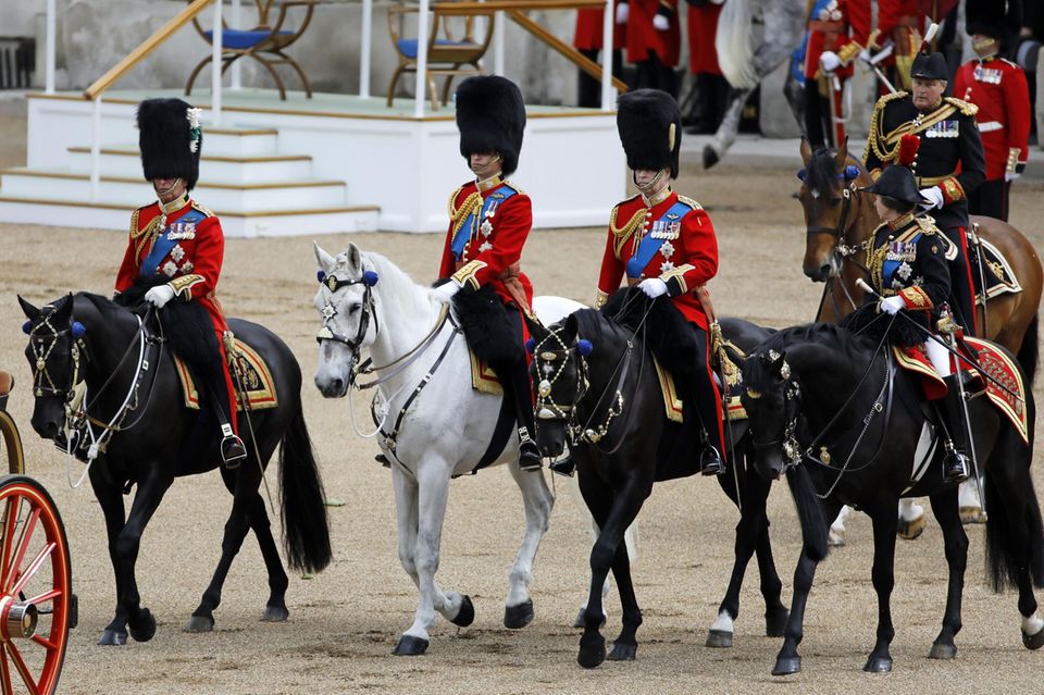 Prinz Charles, Prinz William, Prinz Andrew und Prinzessin Anne begleiten ihre (Groß-)Mutter zu Pferden.