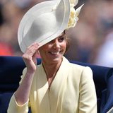 In London ist es ein wenig windig, Kate muss ihren Hut gut festhalten.