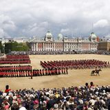 Über 1400 Soldaten, fast 300 Pferde und 400 Musiker nehmen an der eindrucksvollen Geburtstagsparade am Buckingham Palast teil.