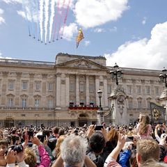 Das spektakuläre "Fly-Past" der Royal Air Force wird von den Mitgliedern der Royal Family traditionell vom Balkon aus bestaunt.