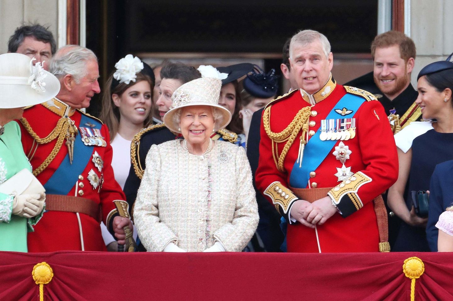 Queen Elizabeth schenkt ihren vielen tausend Gratulanten vom Balkon aus ein strahlendes Lächeln.