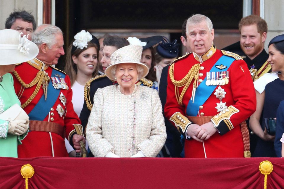 Queen Elizabeth schenkt ihren vielen tausend Gratulanten vom Balkon aus ein strahlendes Lächeln.
