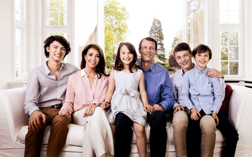 7. Juni 2019  Zum 50. Geburtstag von Prinz Joachim schenkt uns das dänische Königshaus dieses schöne Porträt der Prinzenfamilie. Prinz Nikolai, Prinzessin Marie, Prinzessin Athena, Prinz Joachim, Prinz Felix und Prinz Henrik könnten nicht fröhlicher in die Kamera lächeln.