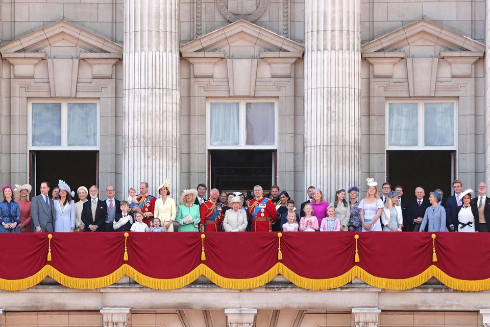 Die britische Königsfamilie versammelt sich um die Queen.