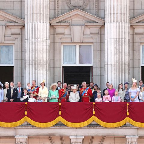 Die britische Königsfamilie versammelt sich um die Queen.