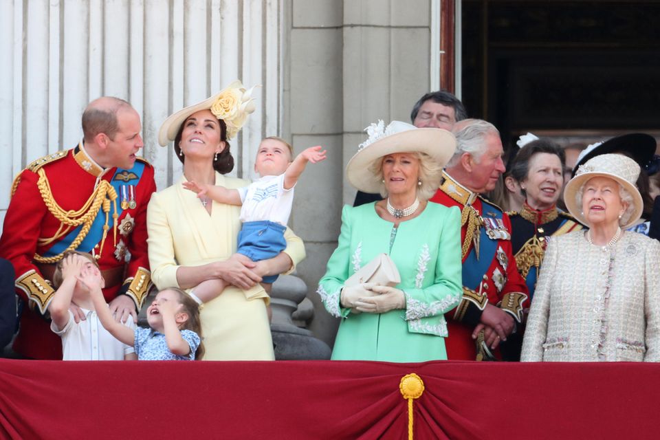 Prinz Charles und Prinz William stehen als Thronfolger rechts von der Queen.