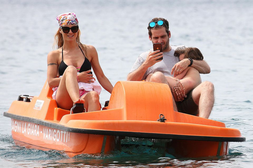 9. Juni 2019  Eine Seefahrt, die ist lustig... Familie Hunziker-Trussardi verbringt derzeit ihre Ferien im norditalienischen Badeort Varigotti, und eine Fahrt im Tretboot gehört natürlich dazu.
