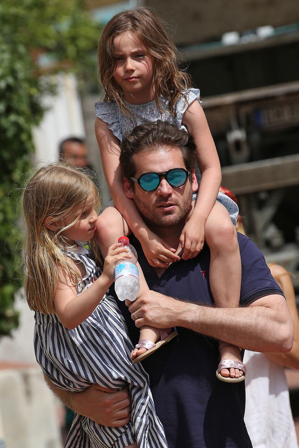 9. Juni 2019  Sommertage können anstrengend sein, da muss der starke Papa Tomaso seine Töchter auch mal tragen, gleichzeitig versteht sich.