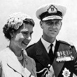 10. Juni 2019  Happy Birthday, Prinz Philip! Der Prinzgemahl, hier in Uniform 1954 mit der frisch gekrönten Queen Elizabeth auf Staatsbesuch in Gibraltar, feiert heute seinen 98. Geburtstag. 
