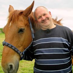 Burkhard (45) aus Ostfriesland  Burkhard lebt allein auf seinem idyllischen Pferdehof in Ostfriesland. Neben seinen Pferden und seinem Hund ist ihm aber auch seine Familie sehr wichtig. In seiner Freizeit geht der 45-Jährige gern ins Kino, macht ausgedehnte Spaziergänge oder trifft sich mit seinen Kameraden von der Freiwilligen Feuerwehr. 