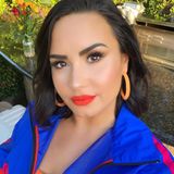 "Happy Pride!" Demi Lovato teilt ein Selfie mit buntem Make-up und Outfit.