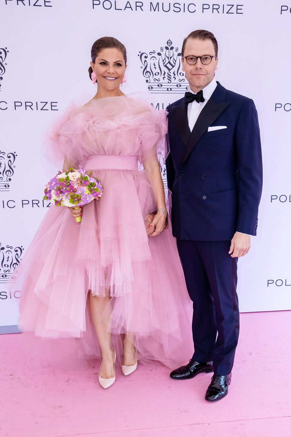 Zwar ist Prinz Daniel bei der Preisverleihung an der Seite seiner schönen Frau Victoria, aber ihr Wow-Look lässt ihn ganz schön verblassen. Zwar ist Prinz Daniel bei der Preisverleihung an der Seite seiner schönen Frau Victoria, aber ihr Wow-Look lässt ihn ganz schön verblassen.