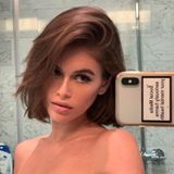 Auf Instagram möchte Kaia Gerber Mitte Juni ihre neue Frisur zeigen. Sie hat sich einen coolen Bob schneiden lassen, den sie locker über ihren Kopf föhnt. Uns fällt auf ihrem Selfie aber noch etwas auf: Das Model scheint mit Schuppen zu kämpfen. In ihrer Dusche stehen gleich zwei Flaschen des Shampoos "Head & Shoulders".