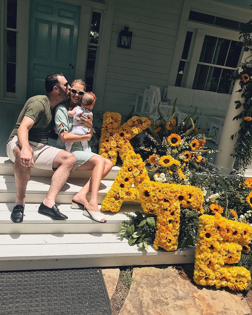 10. Juni 2019 In einem Meer von Sonnenblumen feiert Kate Upton ihren 27. Geburtstag an der Seite ihres Partners Justin Verlander und Tochter Genevieve. 10. Juni 2019 In einem Meer von Sonnenblumen feiert Kate Upton ihren 27. Geburtstag an der Seite ihres Partners Justin Verlander und Tochter Genevieve.