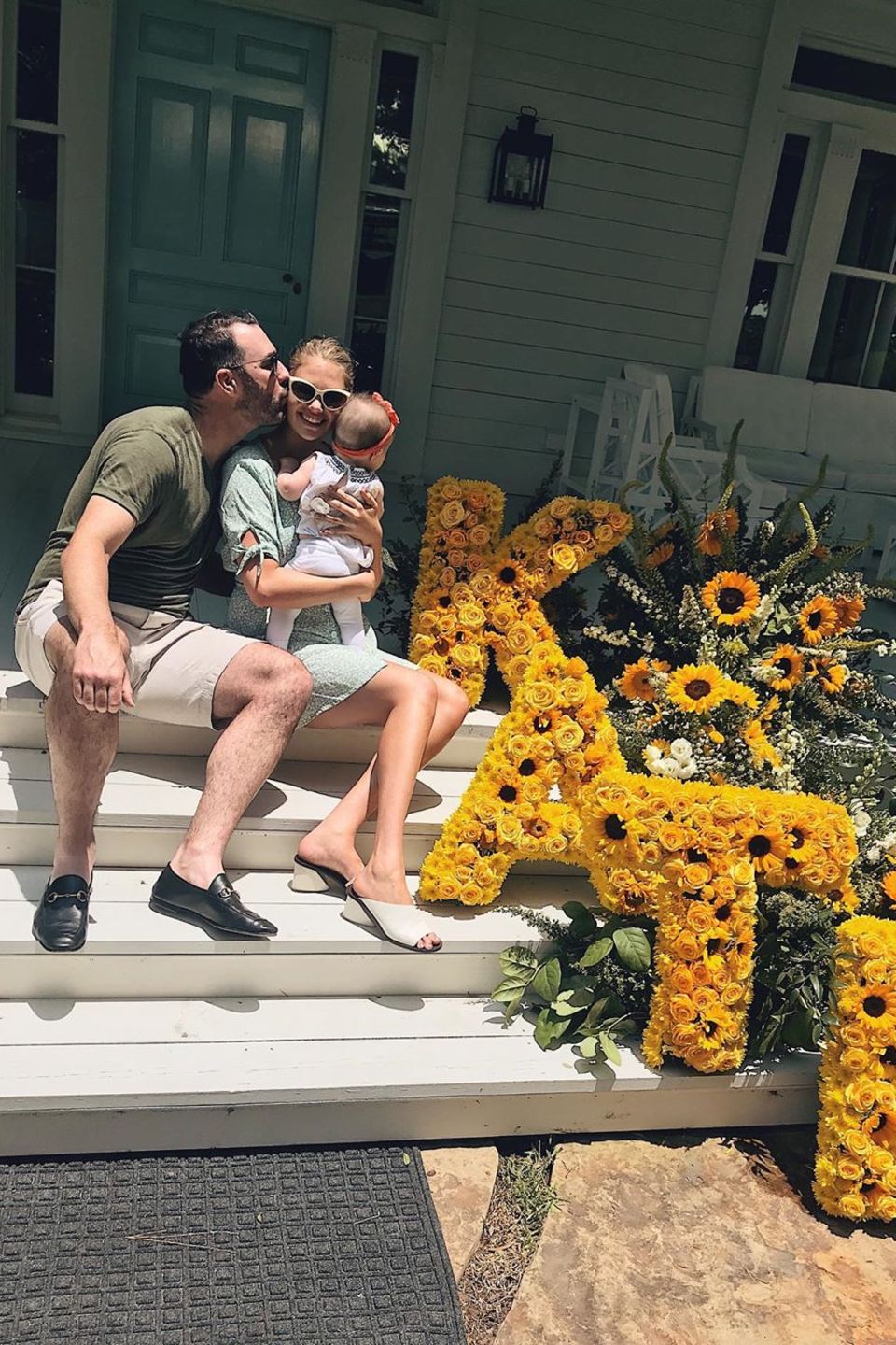 10. Juni 2019  In einem Meer von Sonnenblumen feiert Kate Upton ihren 27. Geburtstag an der Seite ihres Partners Justin Verlander und Tochter Genevieve. 