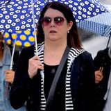 10. Juni 2019  Kaum wiederzuerkennen: "Gilmore Girls"-Star Lauren Graham ist bei Regen in New York unterwegs.
